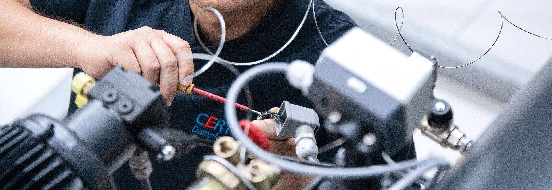 CERTUSS Mitarbeiter bei der Arbeit an der Dampferzeuger Verkabelung