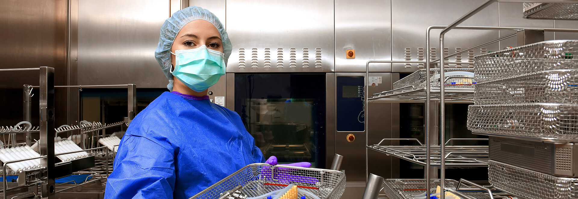 Medizinische Geräte werden mit Dampf desinfiziert