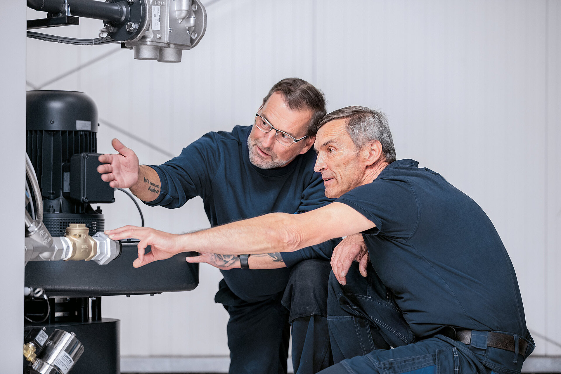 Zwei CERTUSS Mitarbeiter bei der Kontrolle einer Dampfanlage