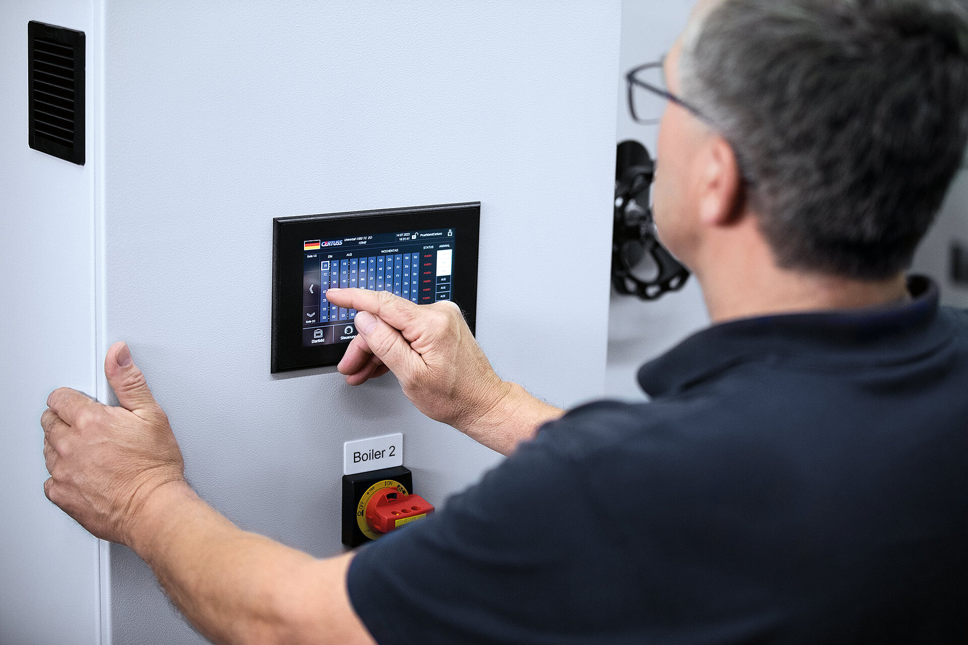 CERTUSS Mitarbeiter bedient die Touch Control eines Dampferzeugers