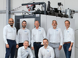 El equipo de ventas de CERTUSS delante de nuestro nuevo generador de vapor UMX.