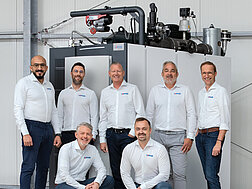 Das CERTUSS-Vertriebsteam vor unserem neuen Dampfgenerator UMX