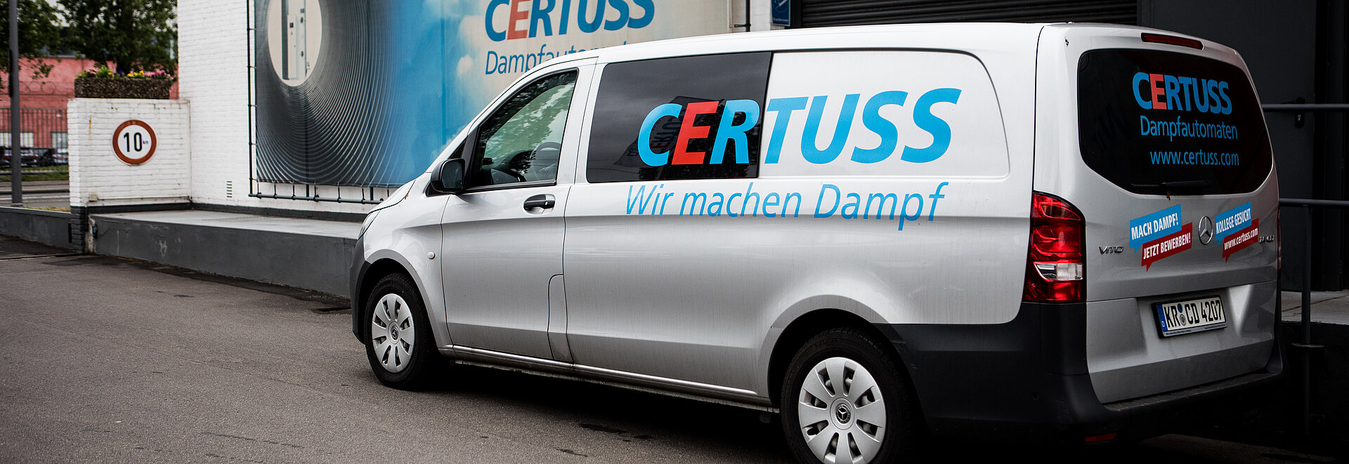 Fahrzeug mit CERTUSS Logo
