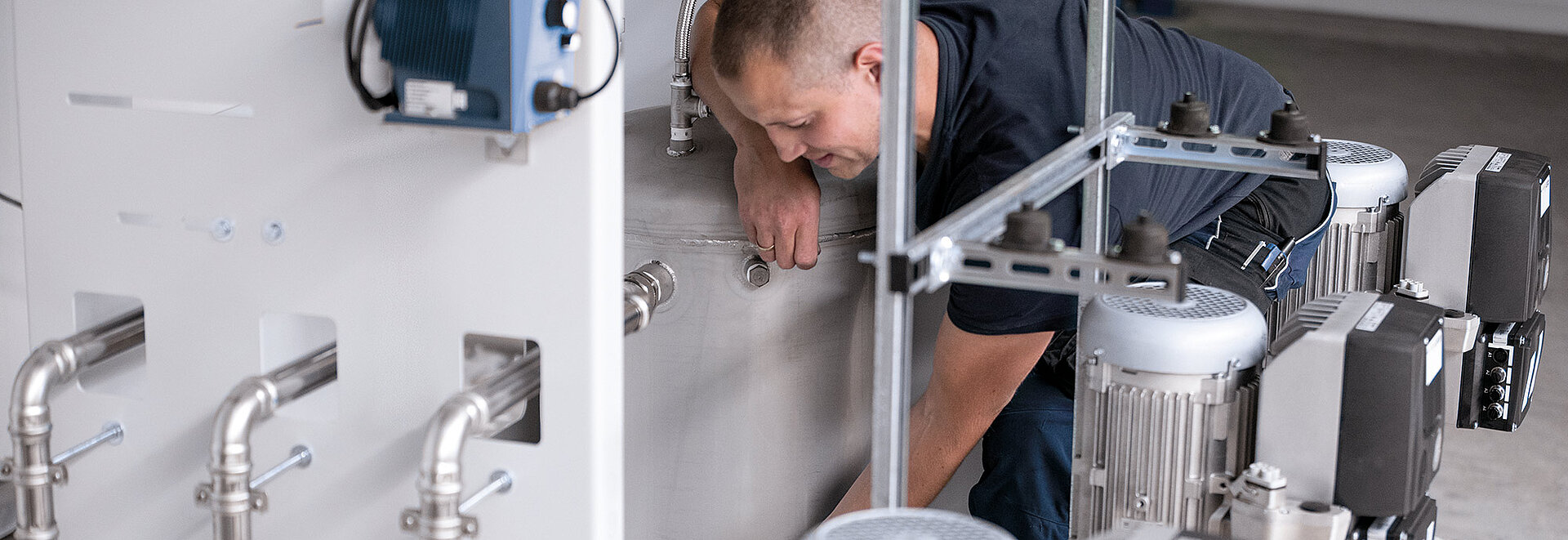 Сотрудник компании CERTUSS устанавливает парогенератор