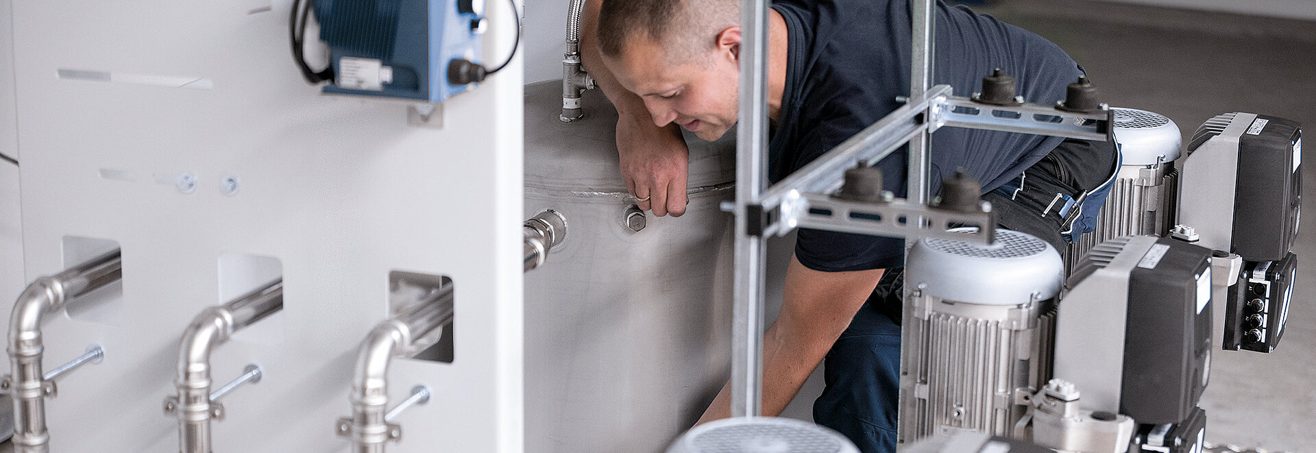 Un employé de CERTUSS installe un générateur de vapeur