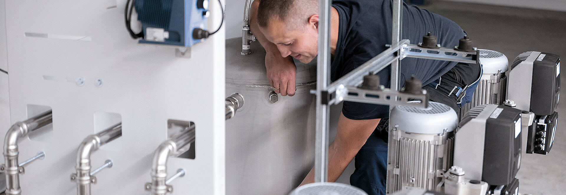 Funcionário da CERTUSS instala um gerador de vapor