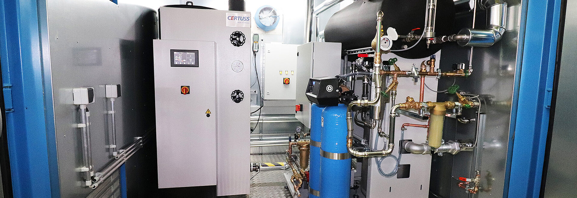 Ansicht eines Dampferzeugers mit Versorgungseinheit im Container