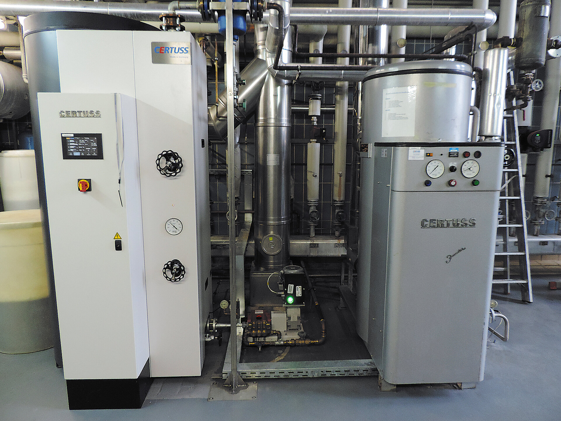 Neuer Dampfkessel neben einem älteren Modell