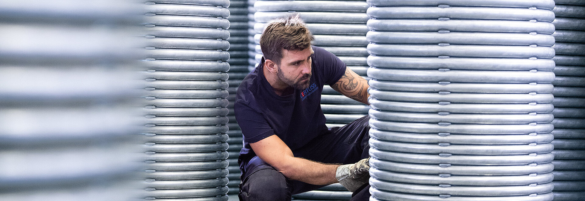 CERTUSS Mitarbeiter zwischen mehreren Coils