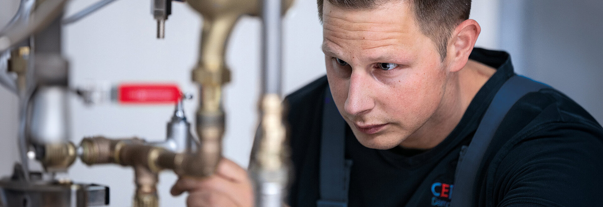 Nahaufnahme eines CERTUSS Mitarbeiters der am Dampfautomat arbeitet