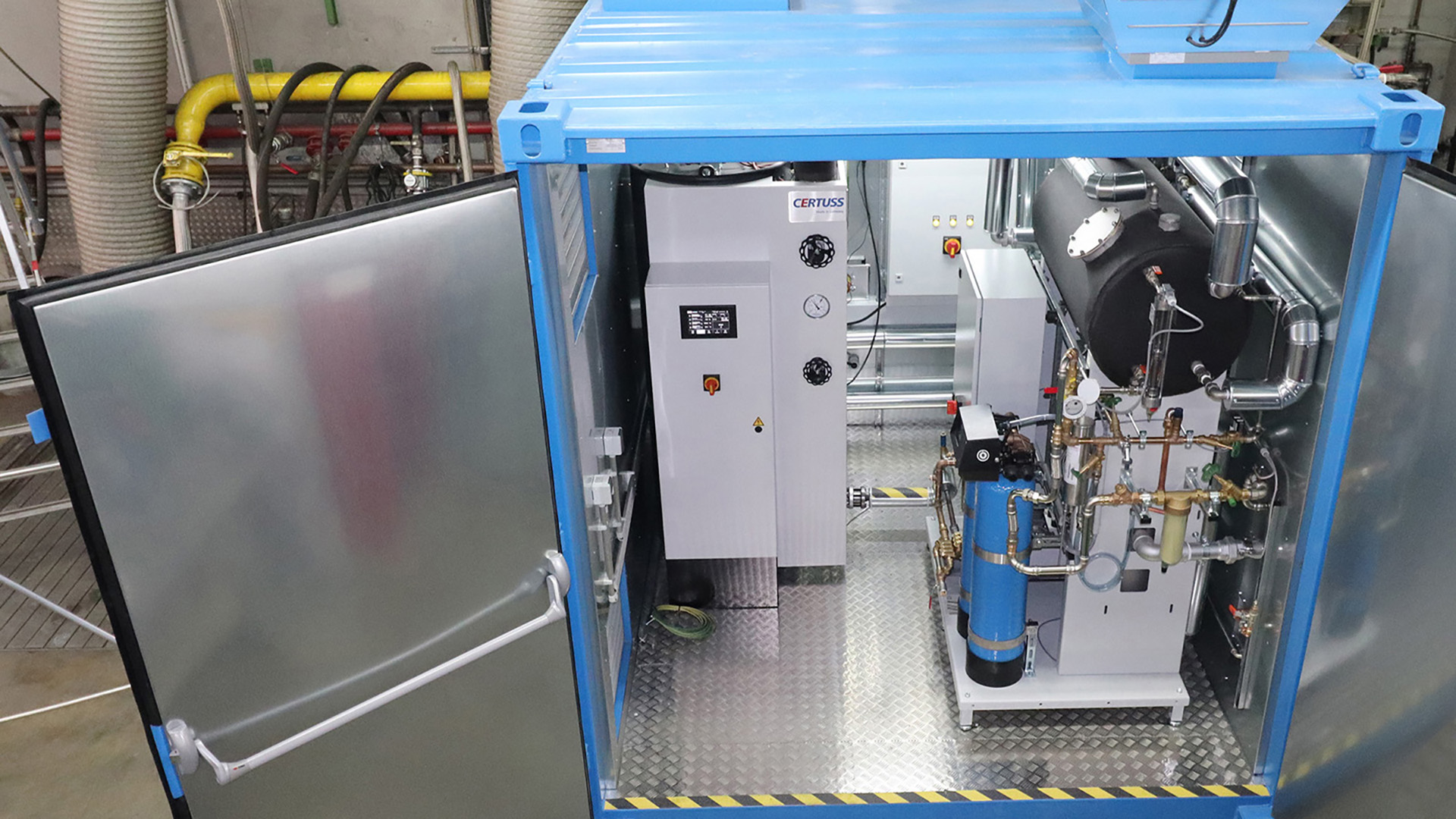 Kleiner Container mit fertig installierter Dampfanlage