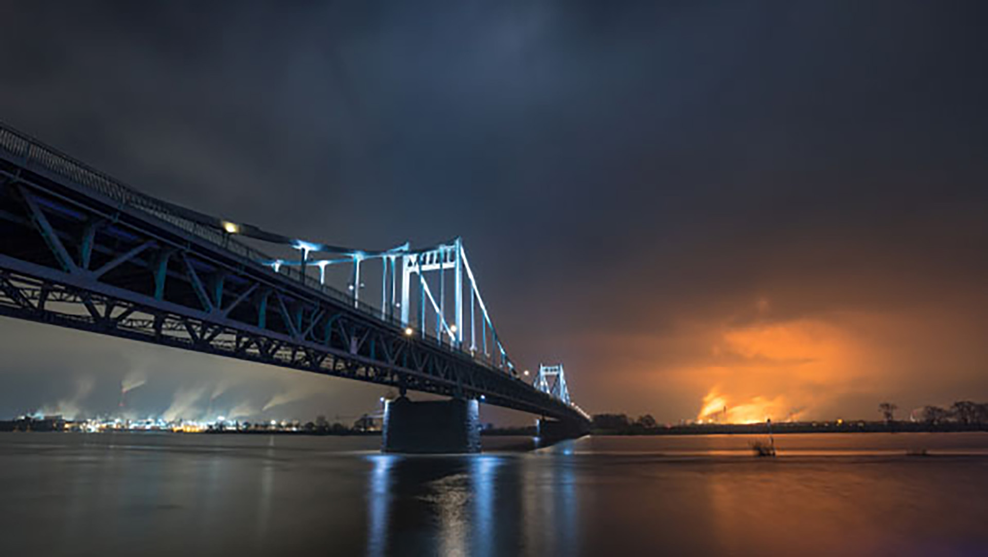 Foto einer Brücke im Sonnenuntergang