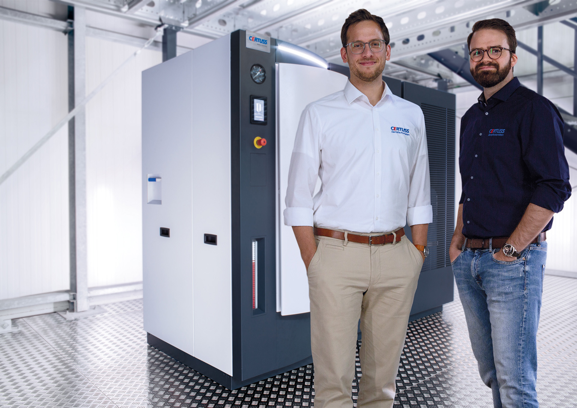 2 Personen vor einem elektrischen Dampferzeuger